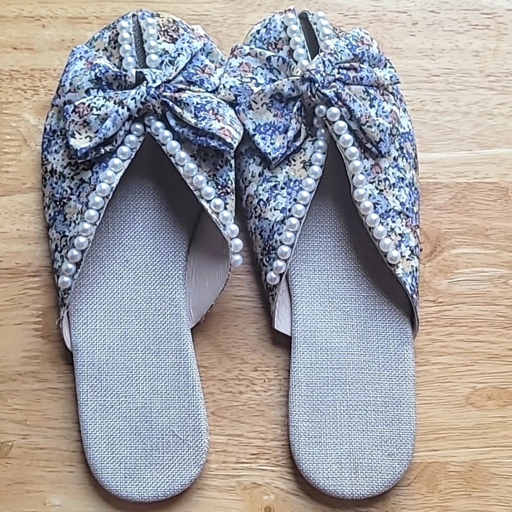 Blue & White Floral Bow Bead-Accent Mule
